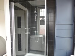 Zuiddijkstraat 1, 4318 BD Brouwershaven - Badkamer liggend.JPG
